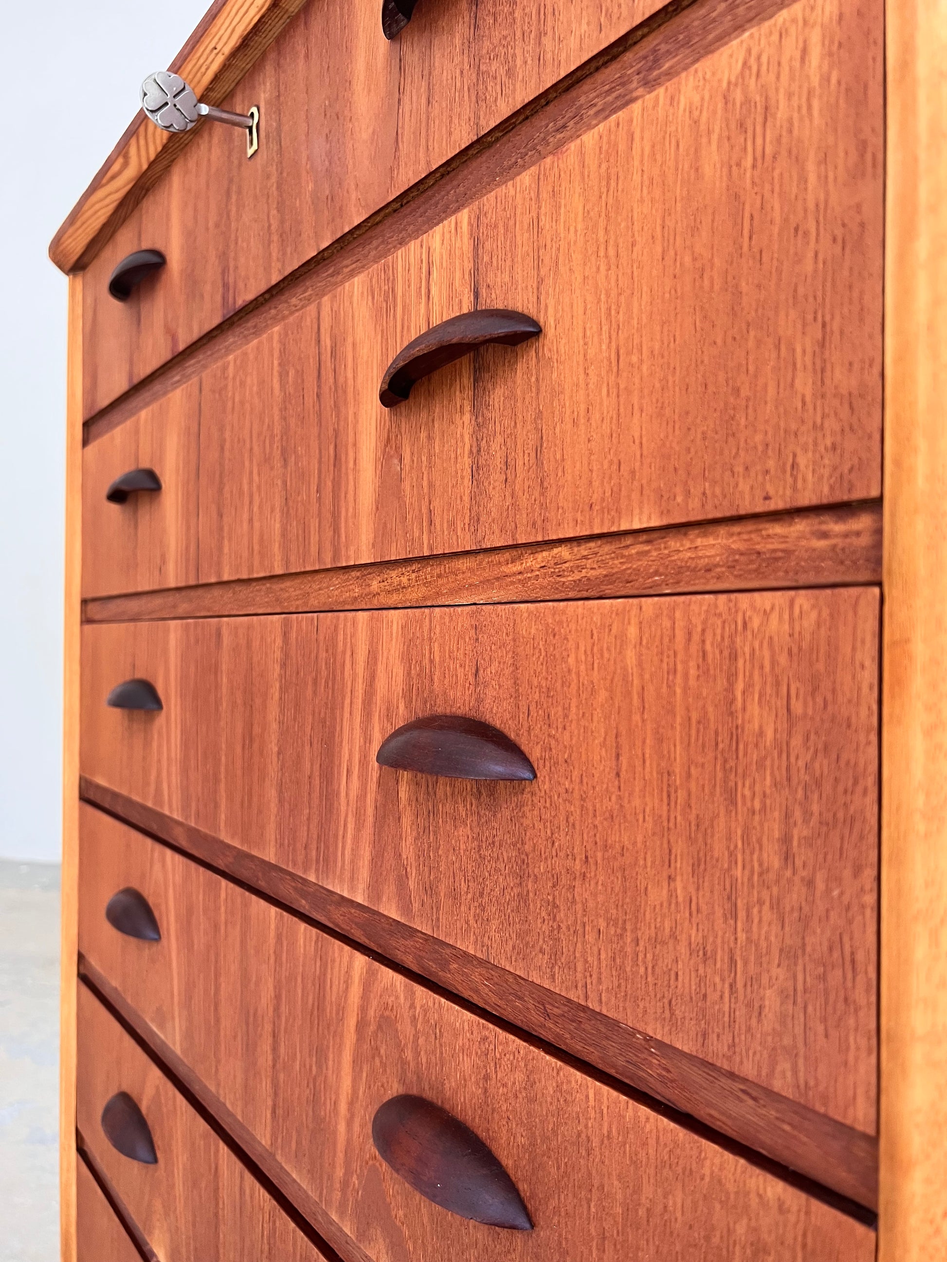 Kommode Teak mit Muschelgriffen & Schloss aus Dänemark