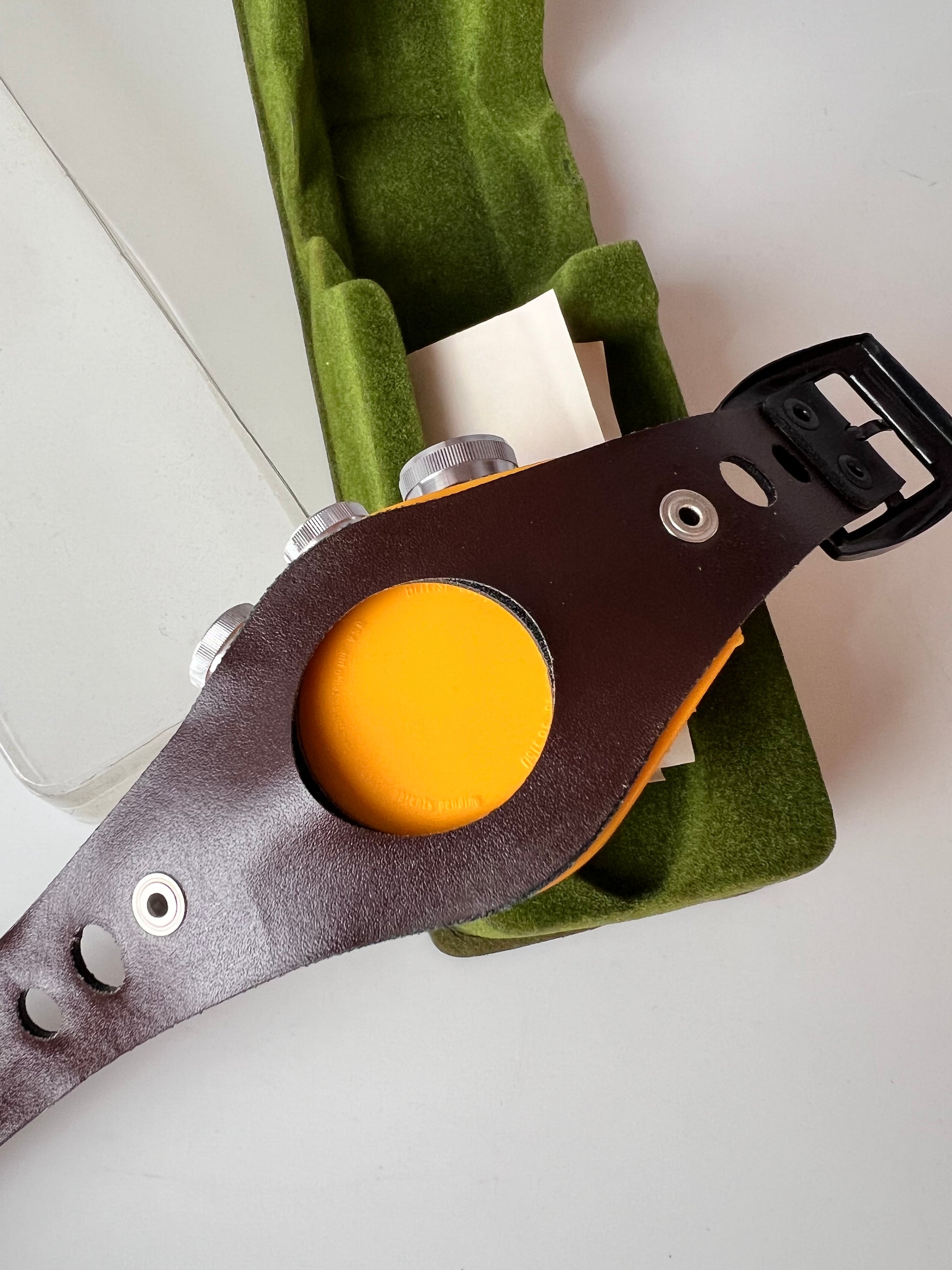 Wandradio in Form einer Armbanduhr