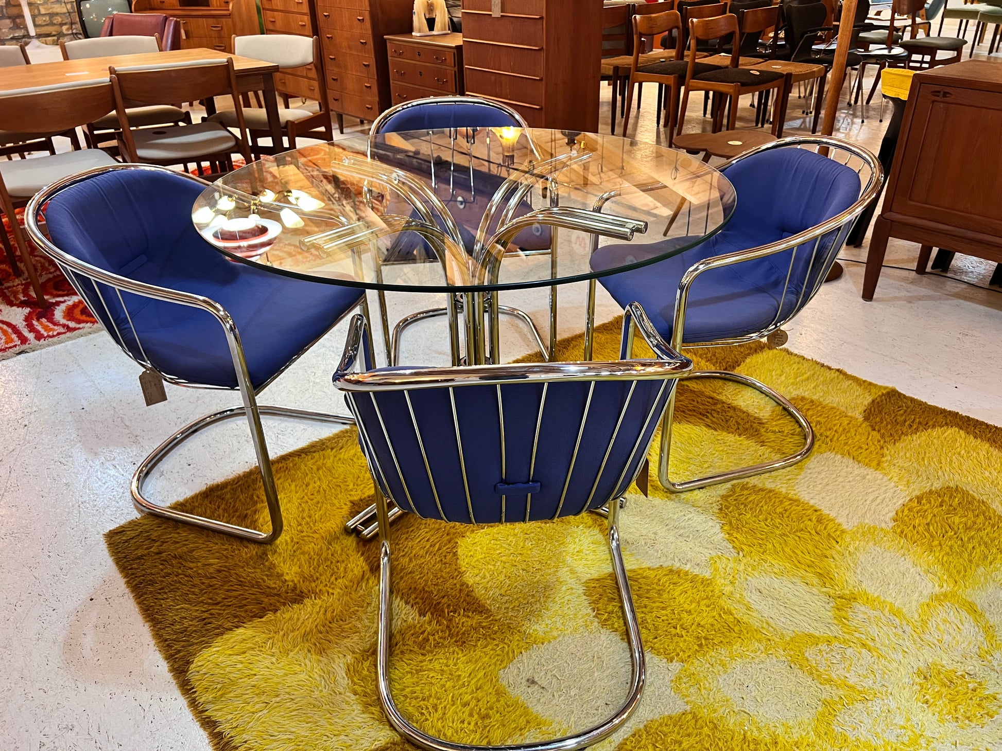 Set: 4x Freischwinger Chrom blau und runder Glastisch von Gastone Rinaldi für Alma