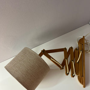 Scherenlampe beige Holz von Le Klint