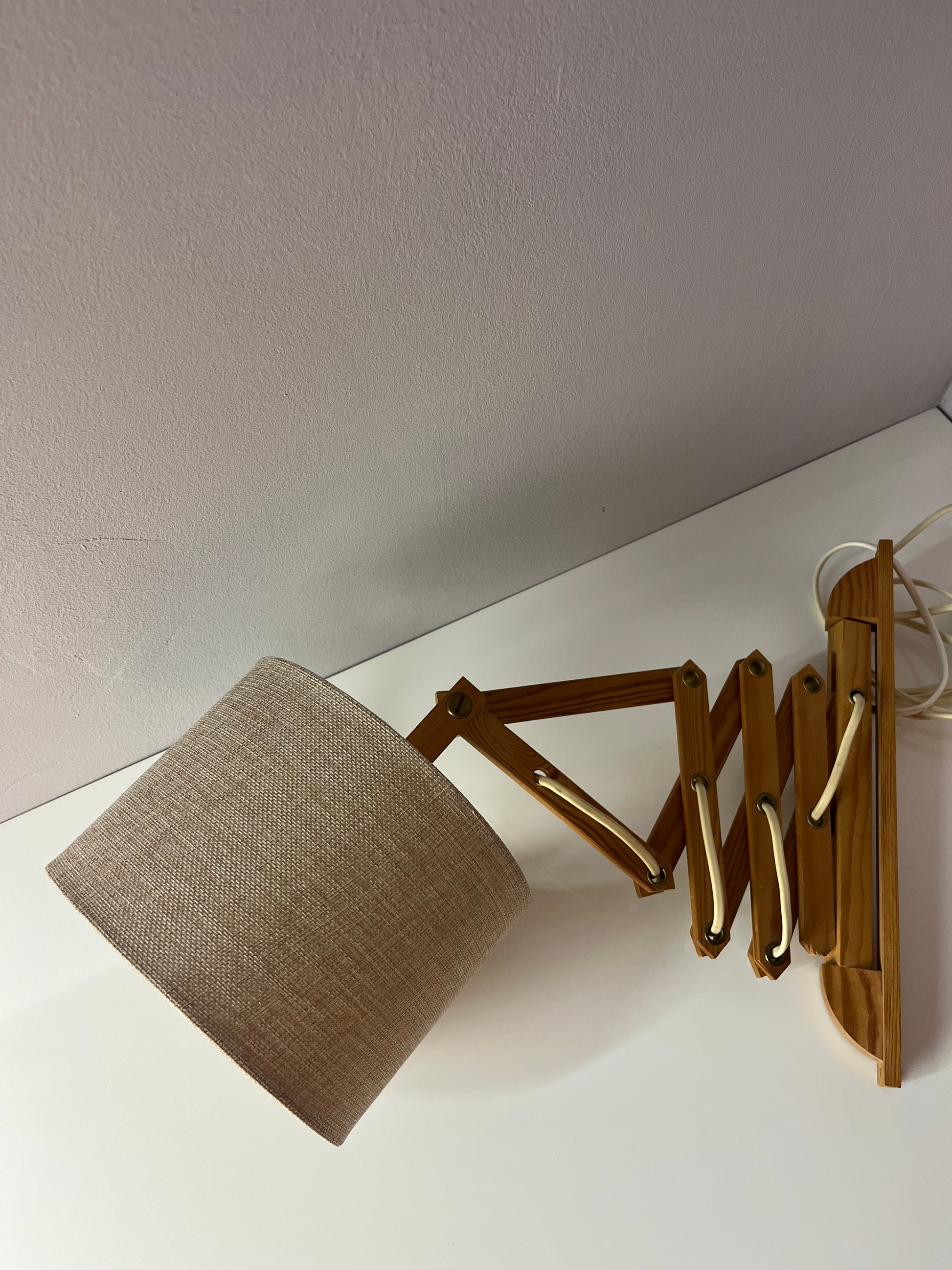 Scherenlampe beige Holz von Le Klint