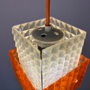 Hängelampe orange weiß mit Wabenstruktur aus der DDR