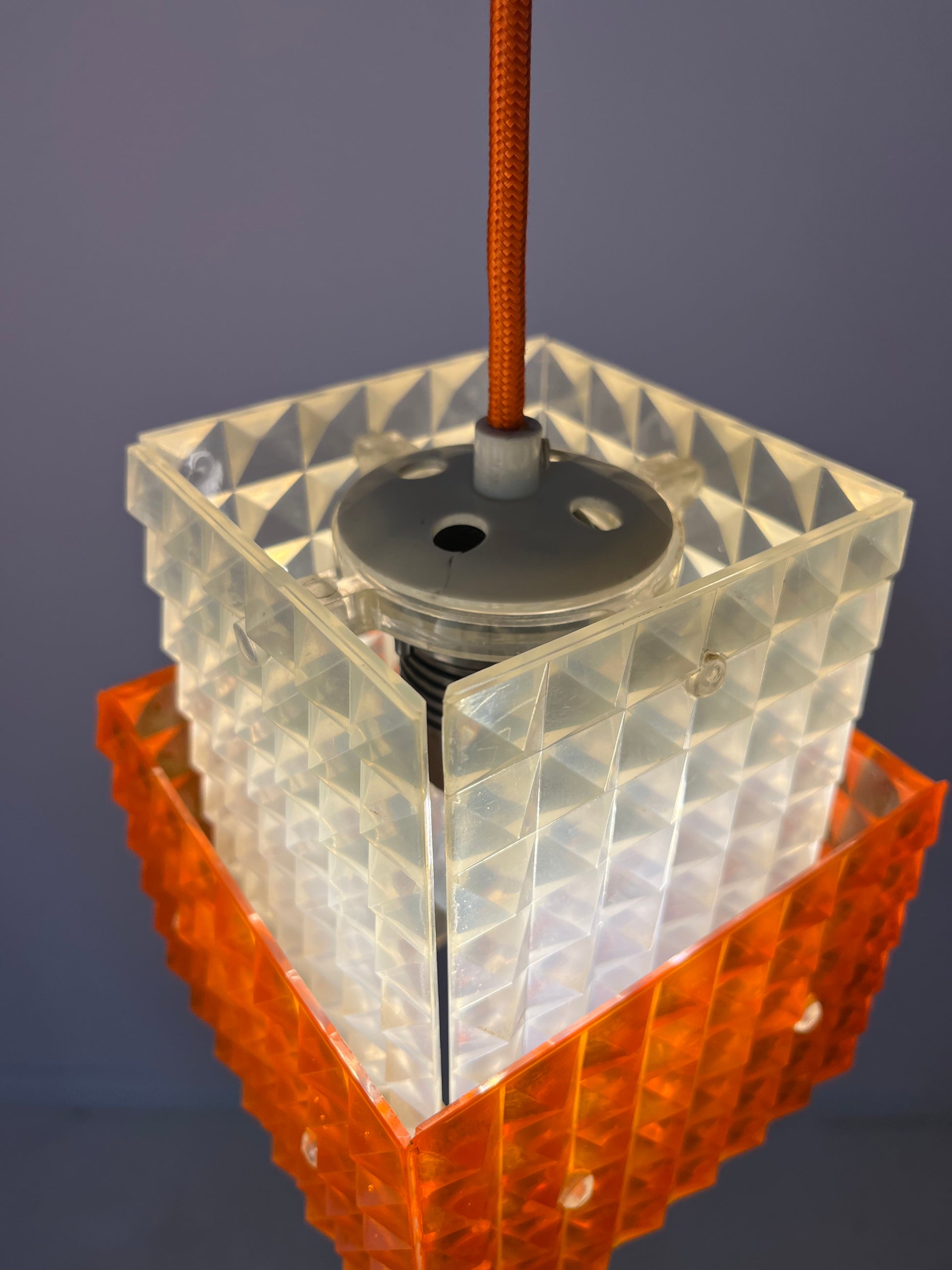 Hängelampe orange weiß mit Wabenstruktur aus der DDR