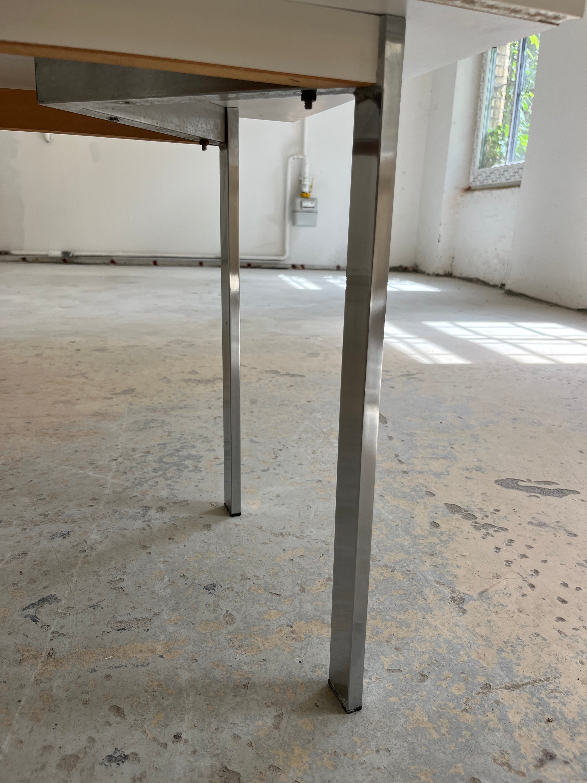 Highboard weiß mit kreisförmigem Reliefmuster & Minibar aus Belgien