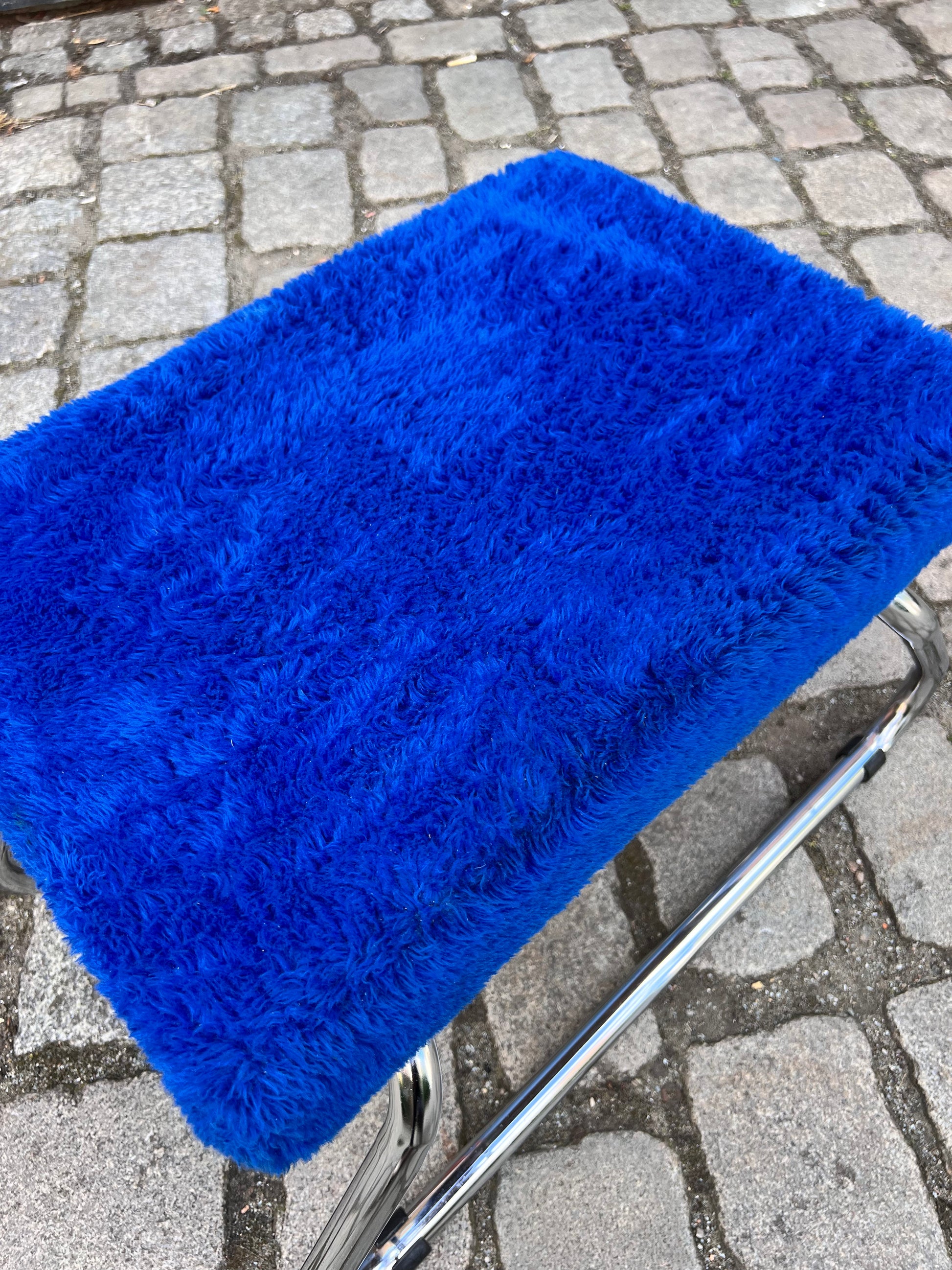 Hocker königsblau Chrom mit Tritt