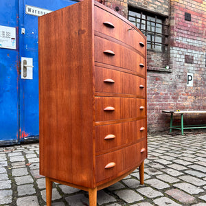 Halbrunde Kommode Teak mit Muschelgriffen aus Dänemark