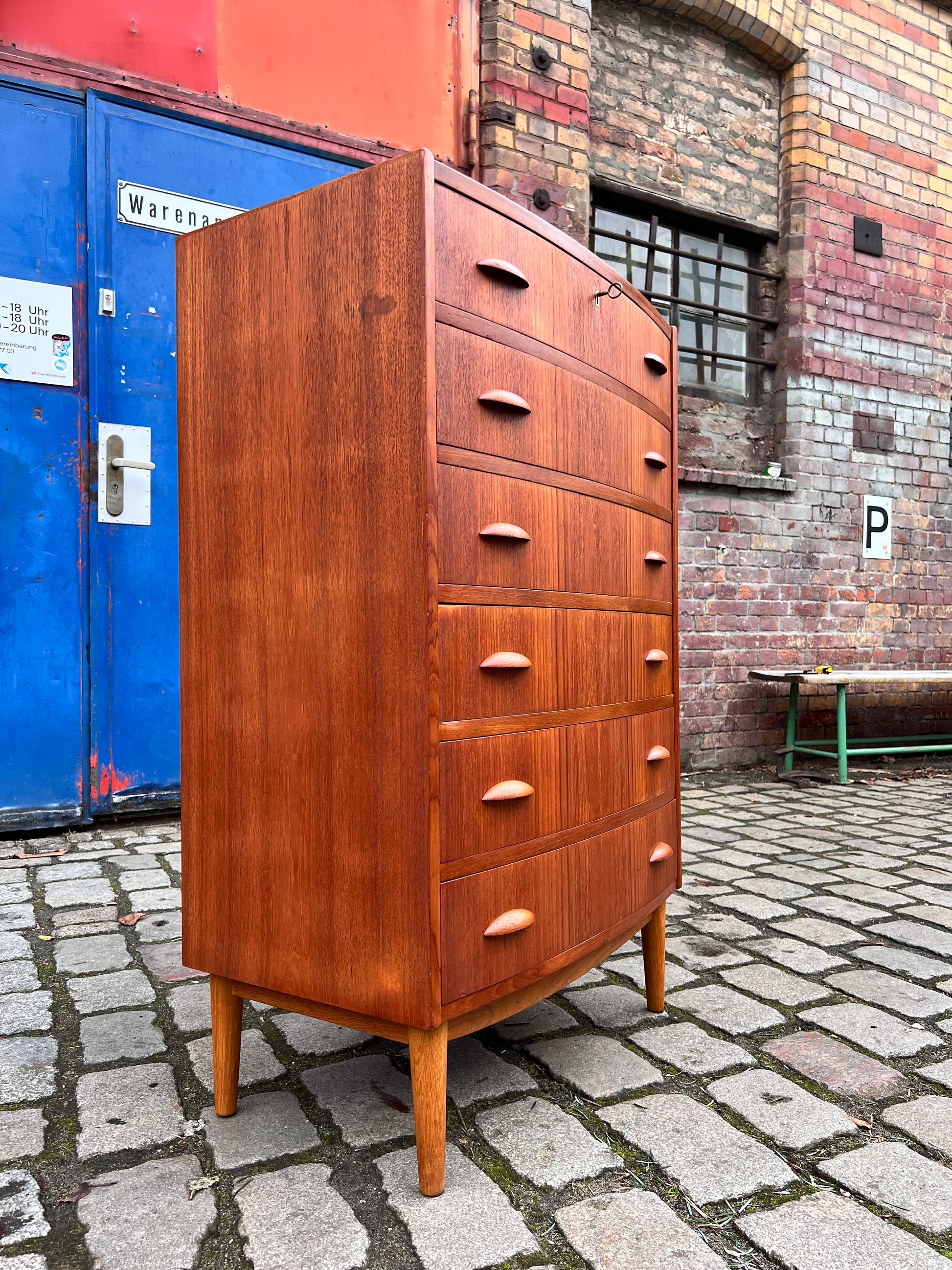 Halbrunde Kommode Teak mit Muschelgriffen aus Dänemark