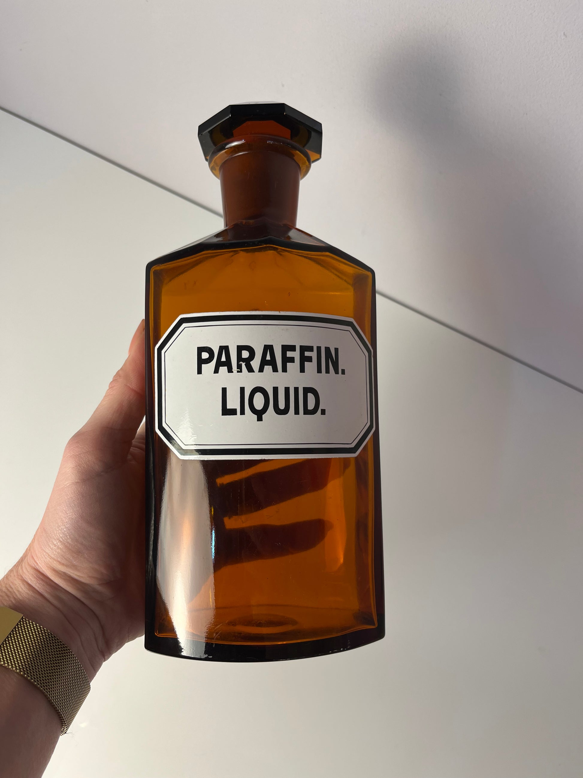 Apothekerglas Paraffin Liquid. braun