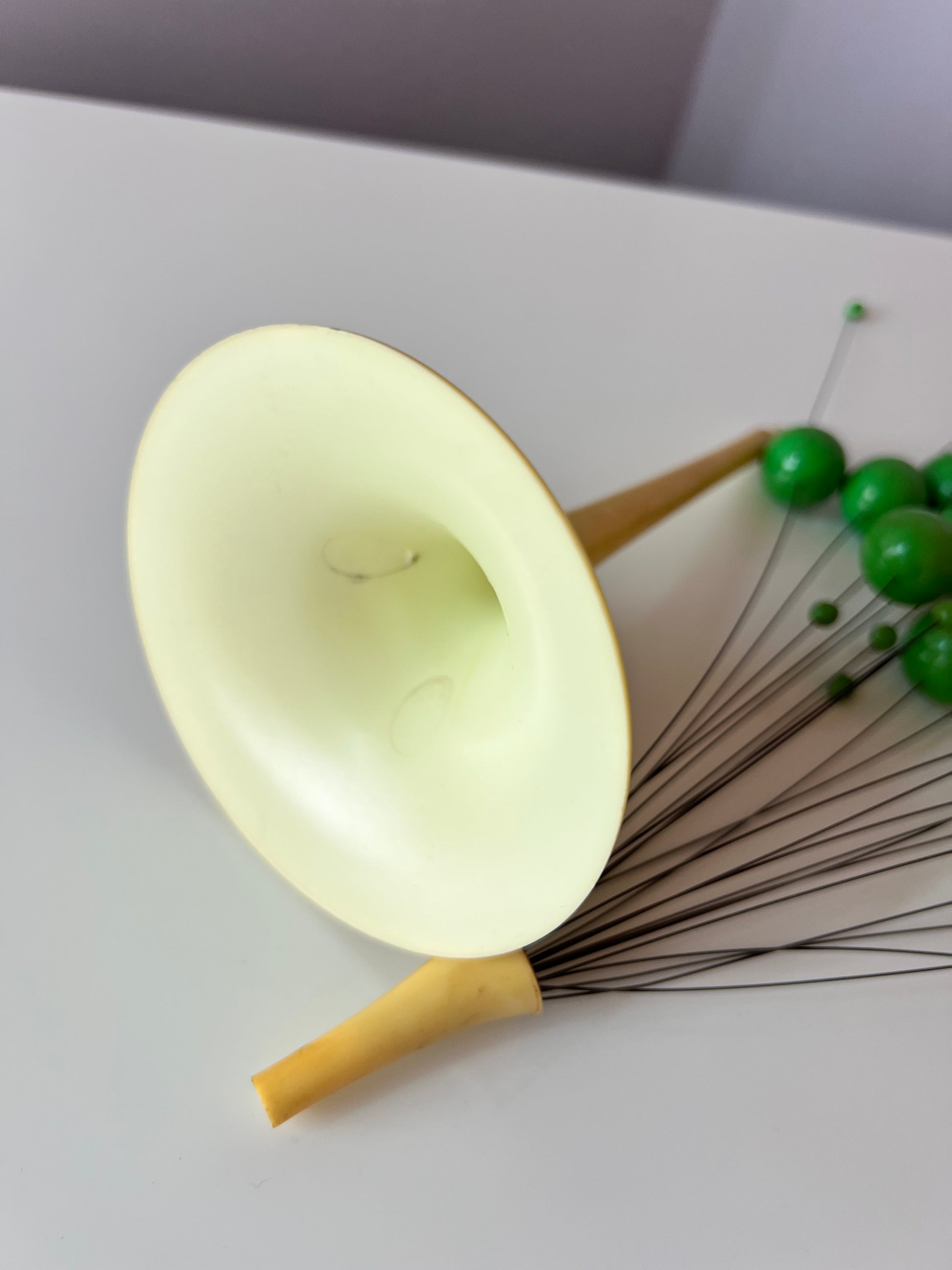 Kinetische Kugelbaum Skulptur Atome creme grün