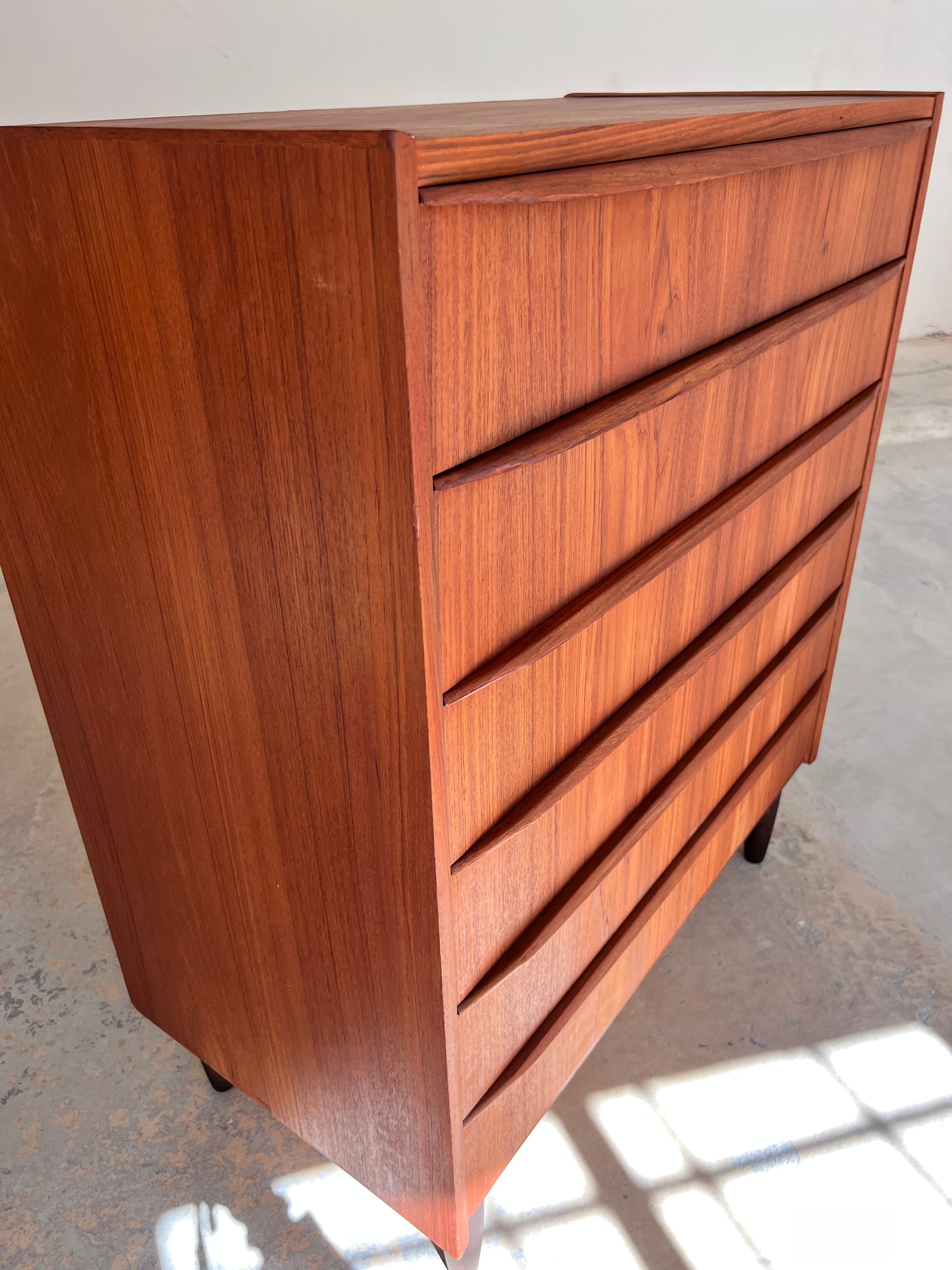 Kommode Teak mit geraden Griffen aus Dänemark