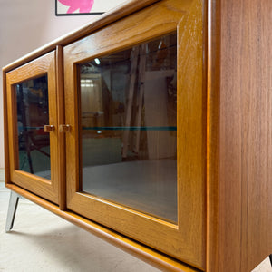 Kleine Vitrine mit Beleuchtung & neuen Chromfüßen von Dyrlund