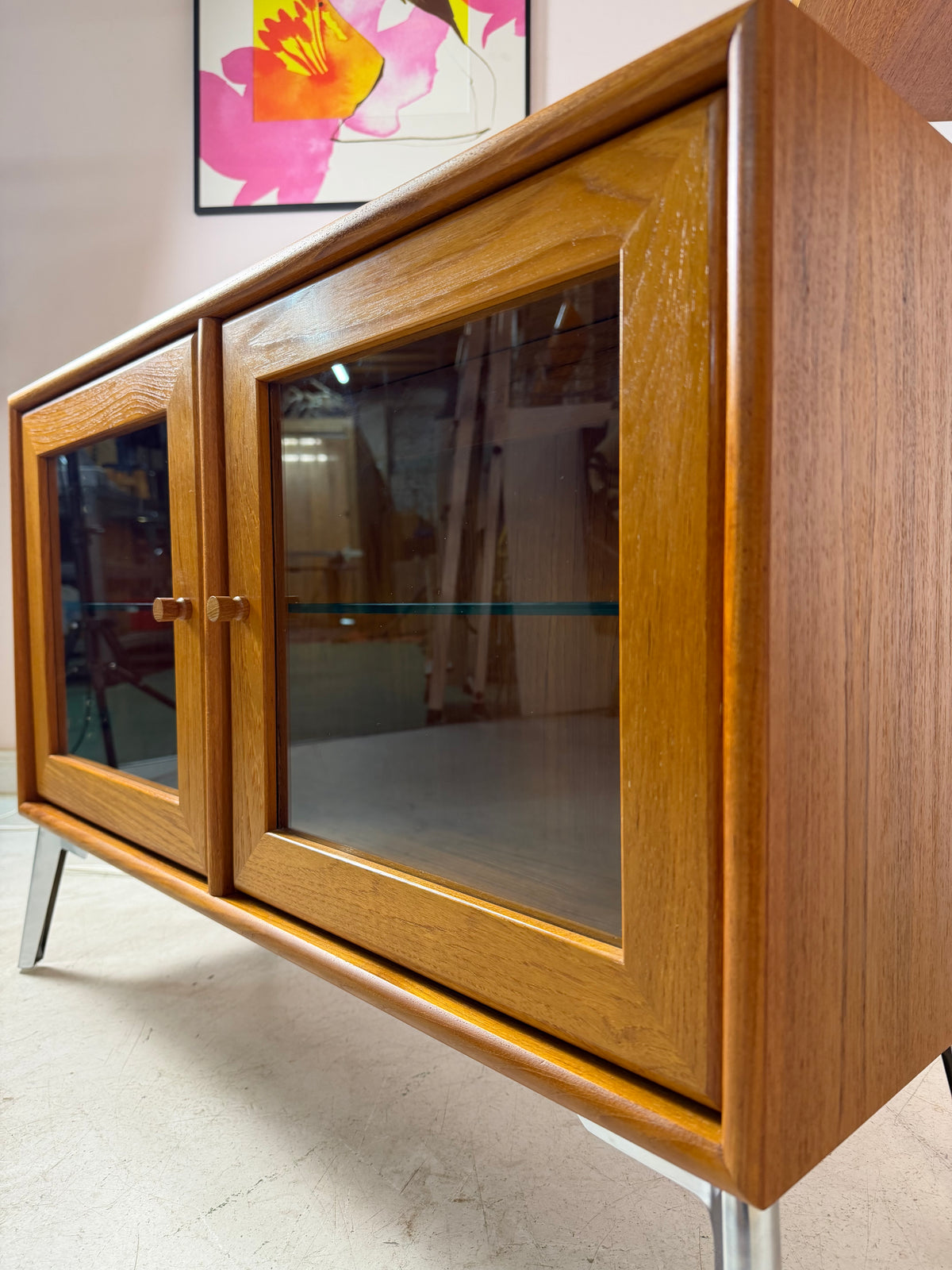 Kleine Vitrine mit Beleuchtung & neuen Chromfüßen von Dyrlund