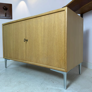 Schrank Eiche mit neuen Chromfüßen von WK Möbel