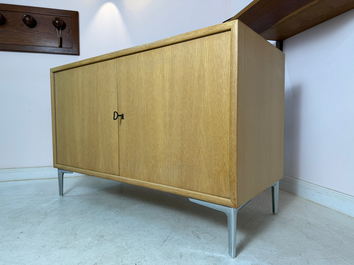 Schrank Eiche mit neuen Chromfüßen von WK Möbel