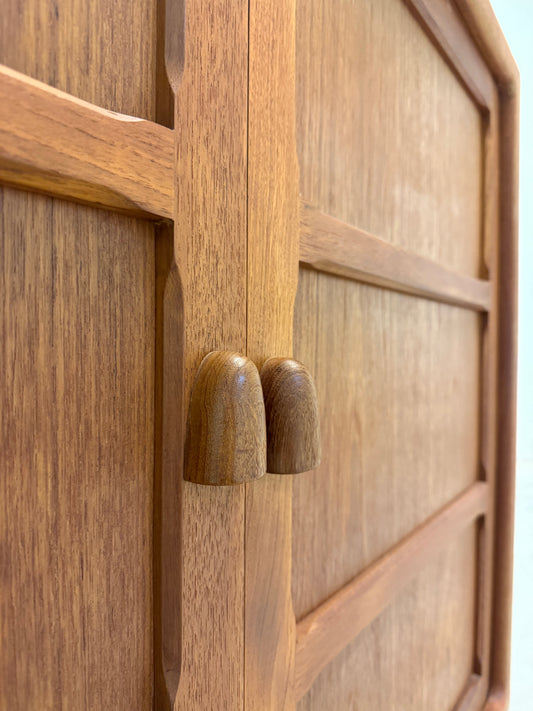 Schrank Teak mit neuen Chromfüßen aus Dänemark