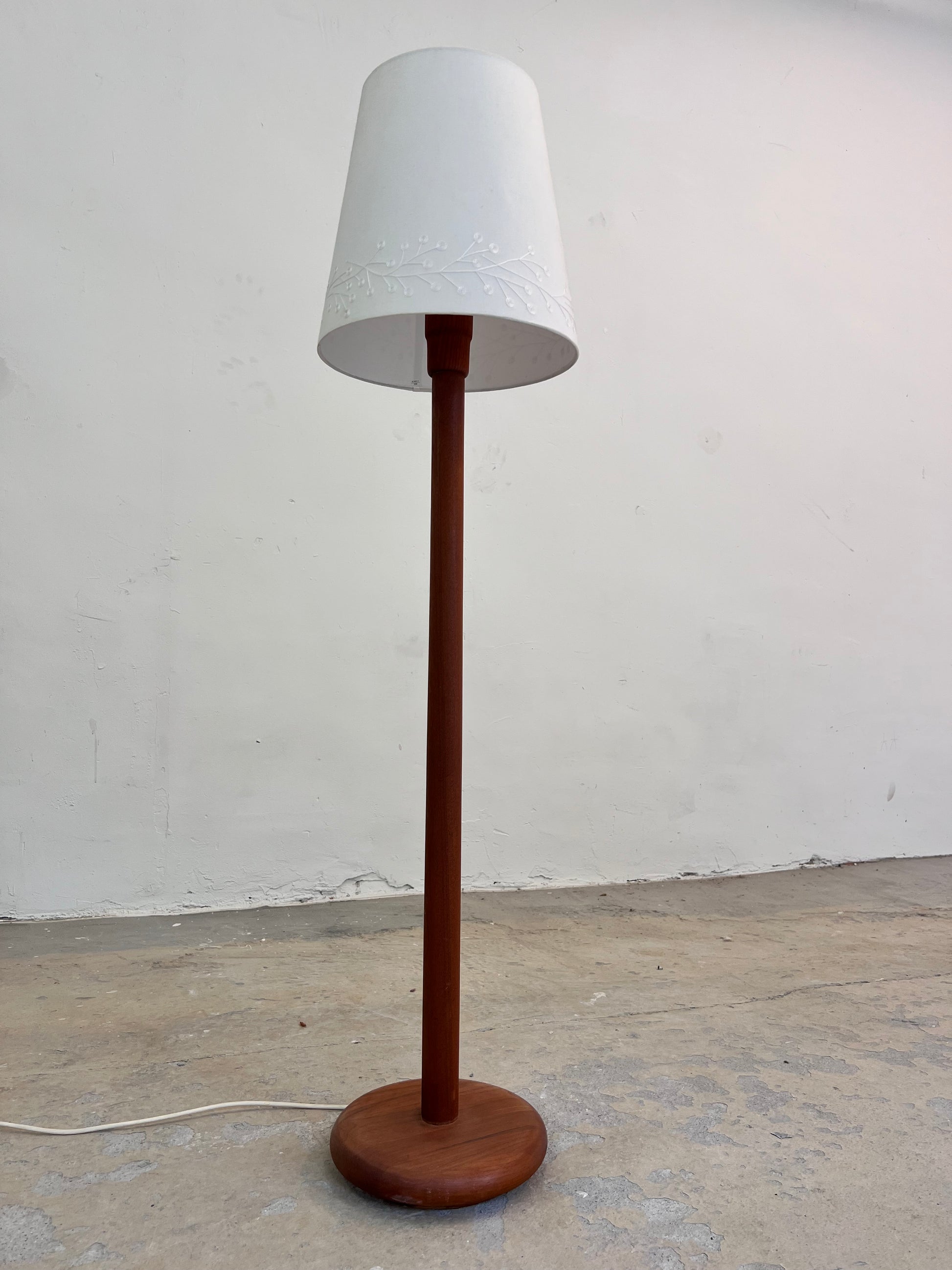 Stehlampe Teak mit verziertem Stoffschirm aus Dänemark