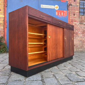 Schuhschrank Teak mit Messinggriffen aus Dänemark