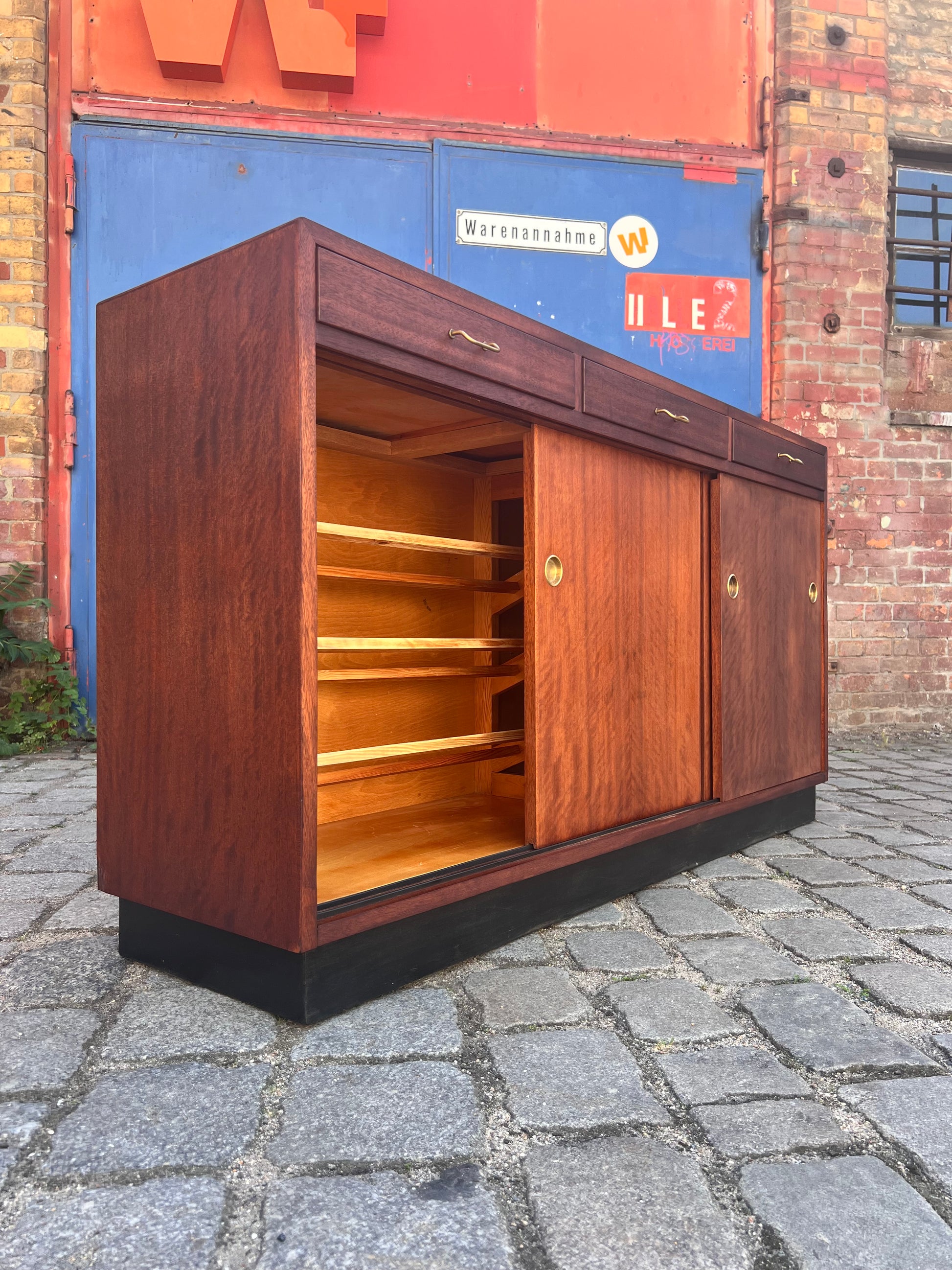 Schuhschrank Teak mit Messinggriffen aus Dänemark