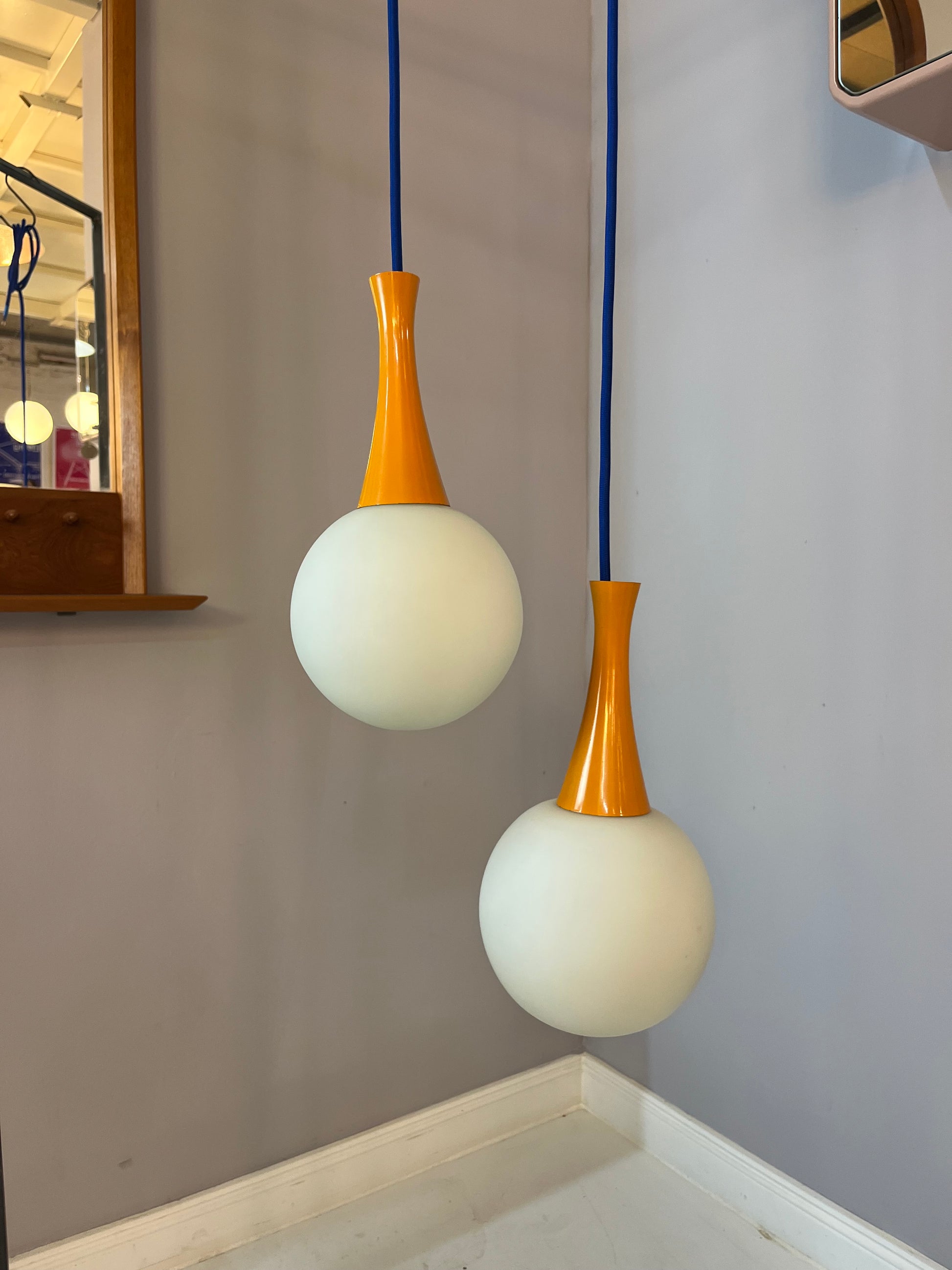 Kugellampe orange blau Opalglas von Richard Essig