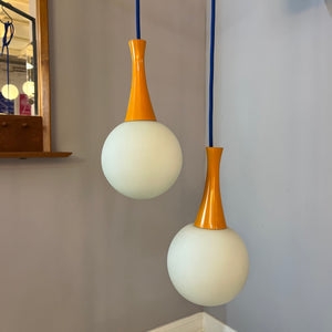 Kugellampe orange blau Opalglas von Richard Essig