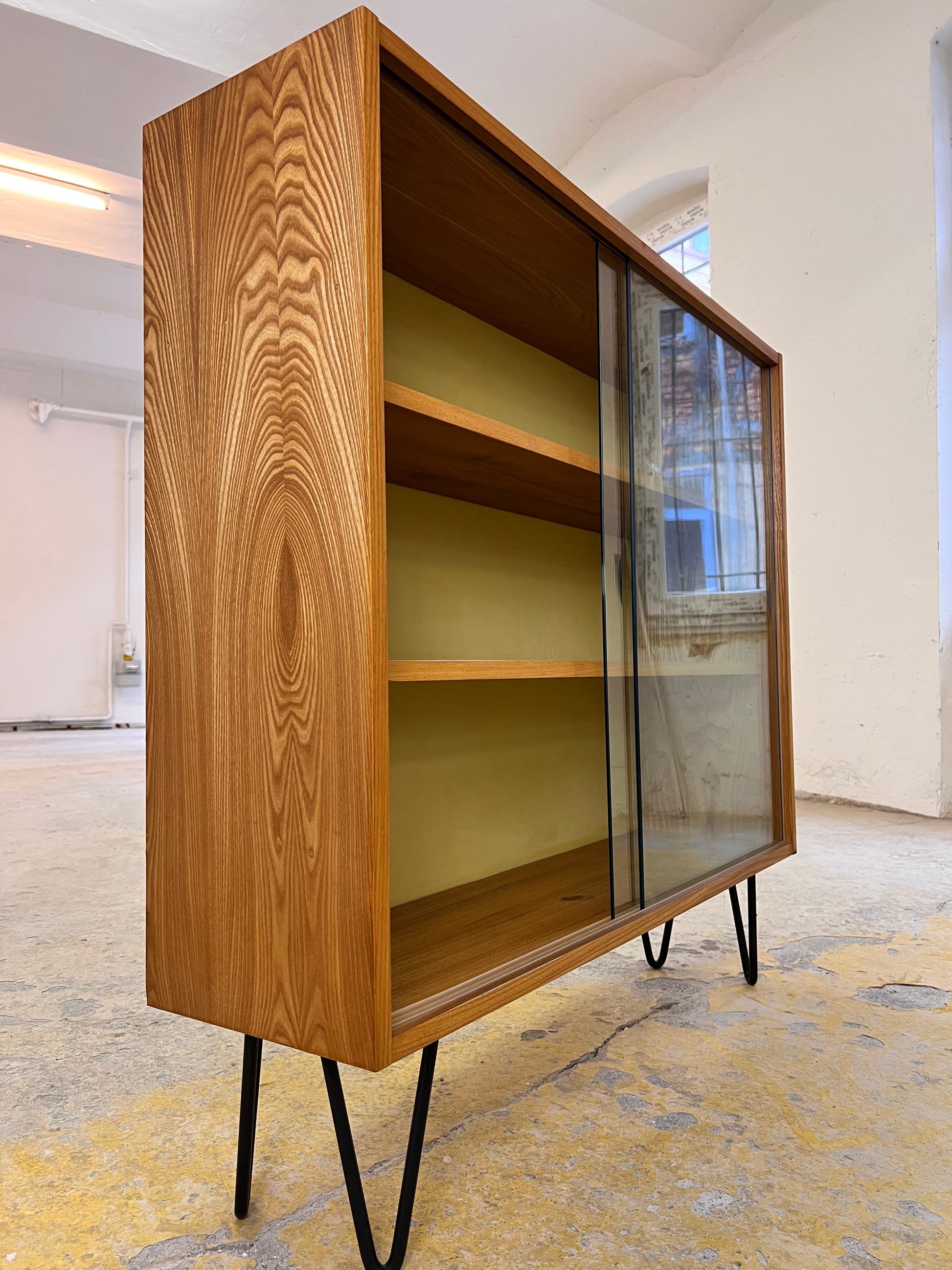 Vitrine / Bücherregal mit Glastüren Typ 605 auf Hairpinlegs von Herbert Eilenberg für Hellerau