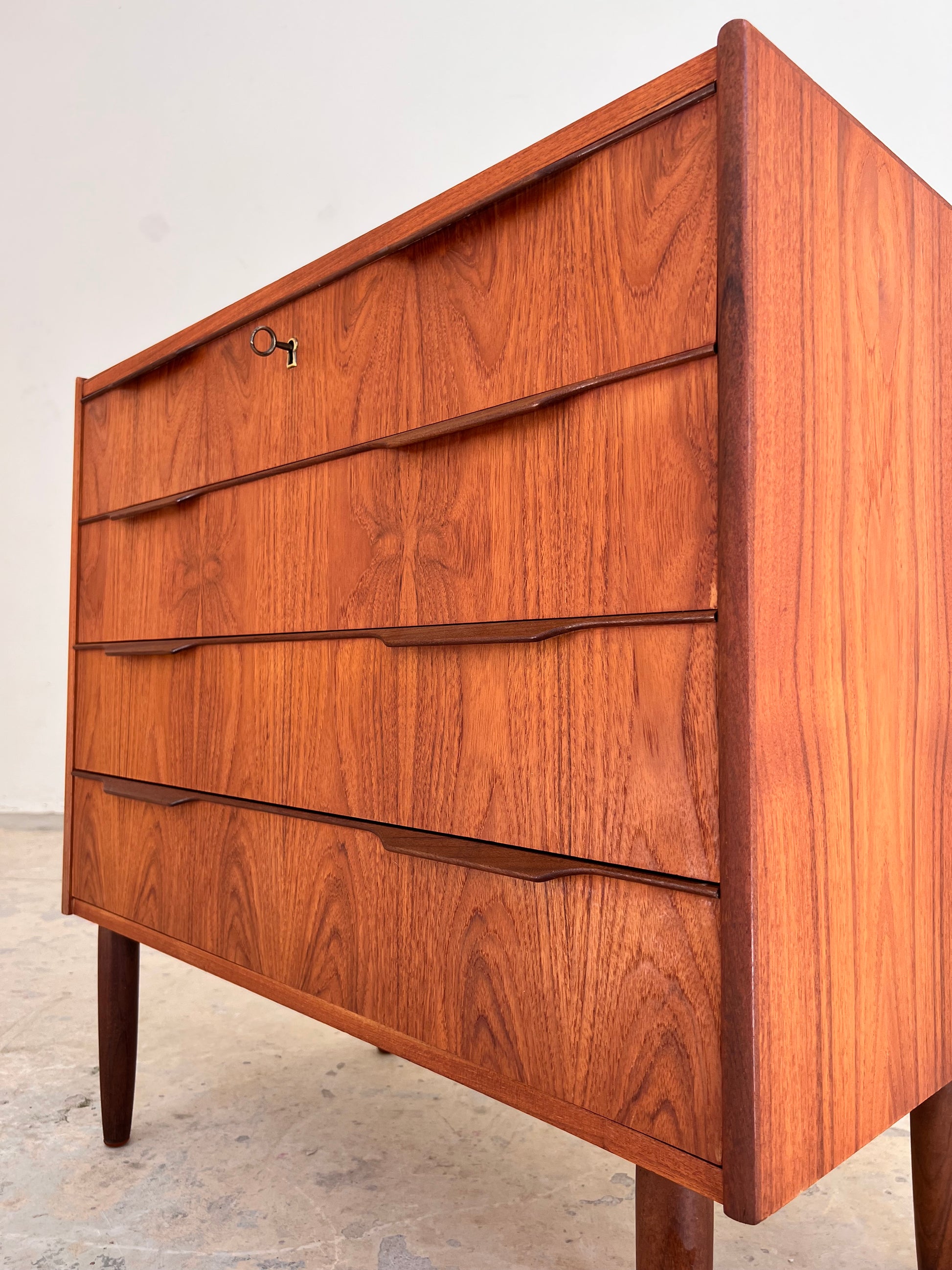 Kommode Teak mit Schloss aus Dänemark