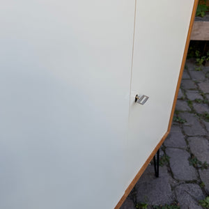 Schrank mit Schloss & neuen Hairpinlegs