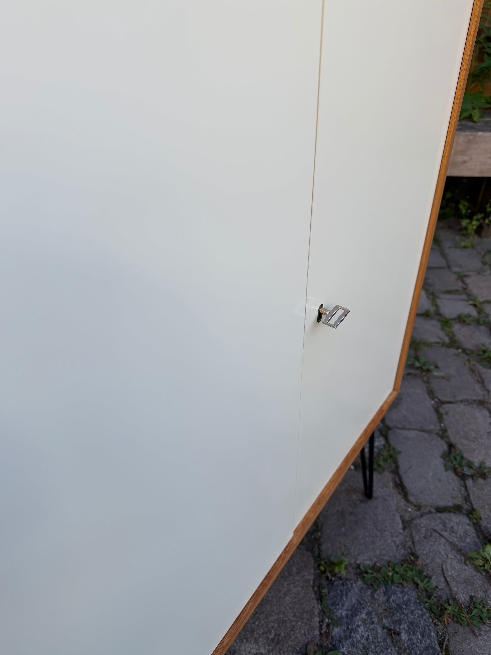 Schrank mit Schloss & neuen Hairpinlegs