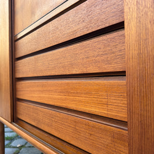Highboard Teak mit Klappfach & Schiebetüren auf Dänemark