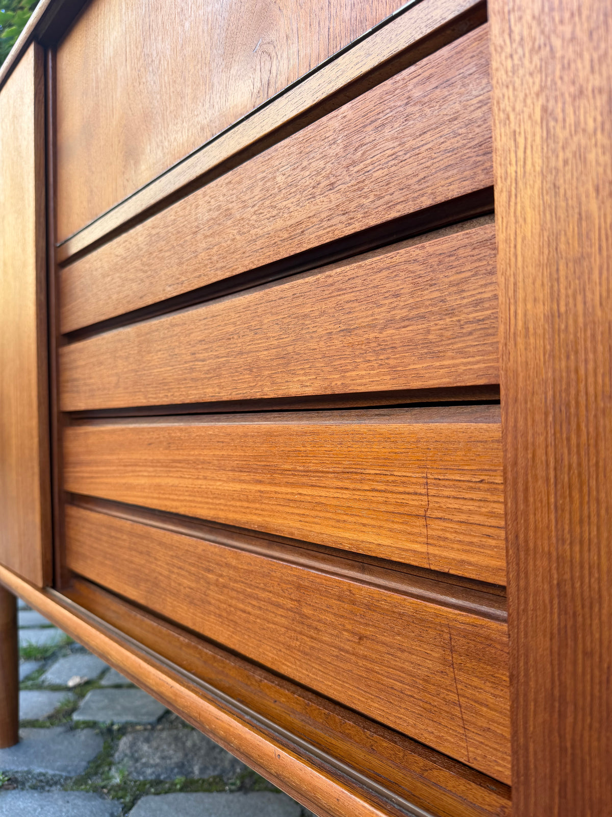 Highboard Teak mit Klappfach & Schiebetüren auf Dänemark