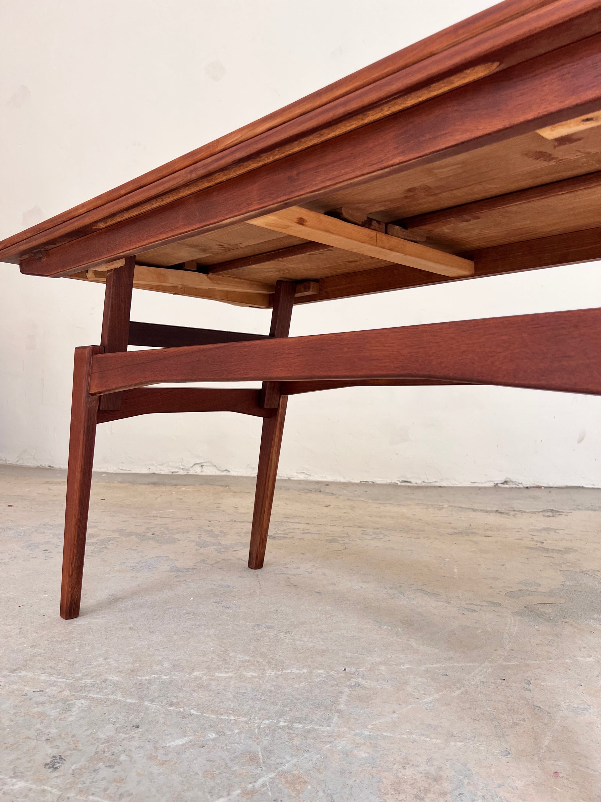 Höhenverstellbarer Couchtisch Teak mit Auszügen aus Dänemark