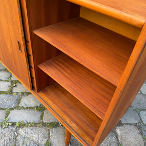 Highboard Teak mit Klappfach & Schiebetüren auf Dänemark