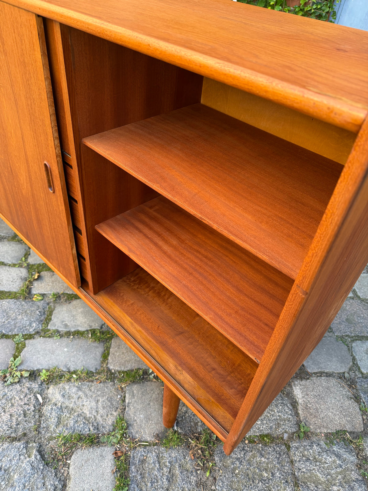 Highboard Teak mit Klappfach & Schiebetüren auf Dänemark
