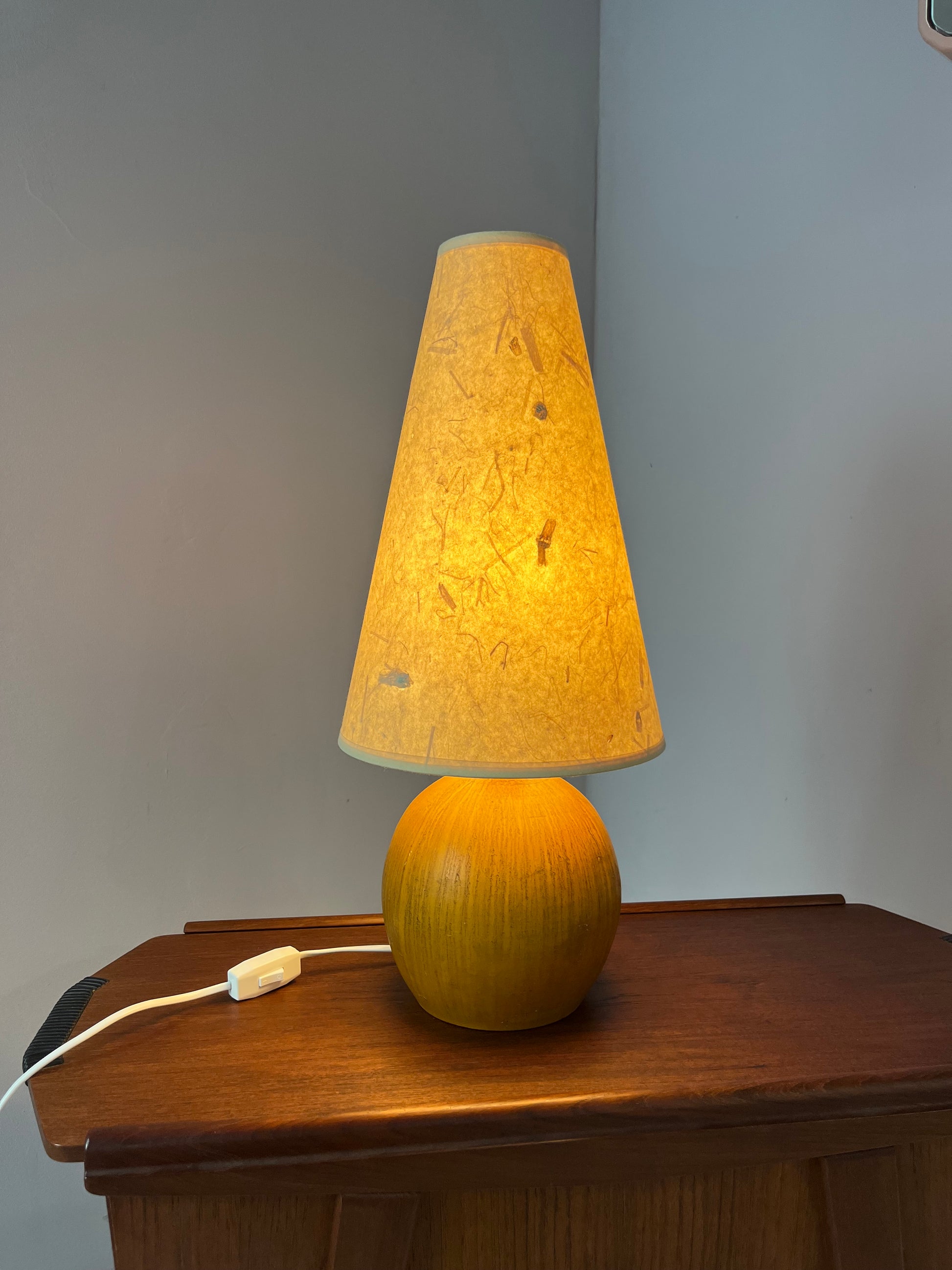 Kugeltischlampe Keramik mit Naturfaser Schirm