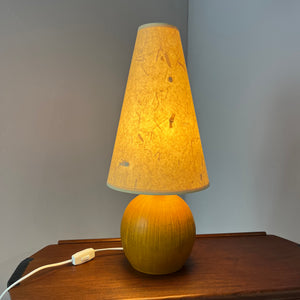 Kugeltischlampe Keramik mit Naturfaser Schirm