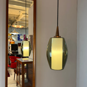 Hängelampe mit Rauchglas-Überschirm und Opalglaseinsatz und Teak Applikationen