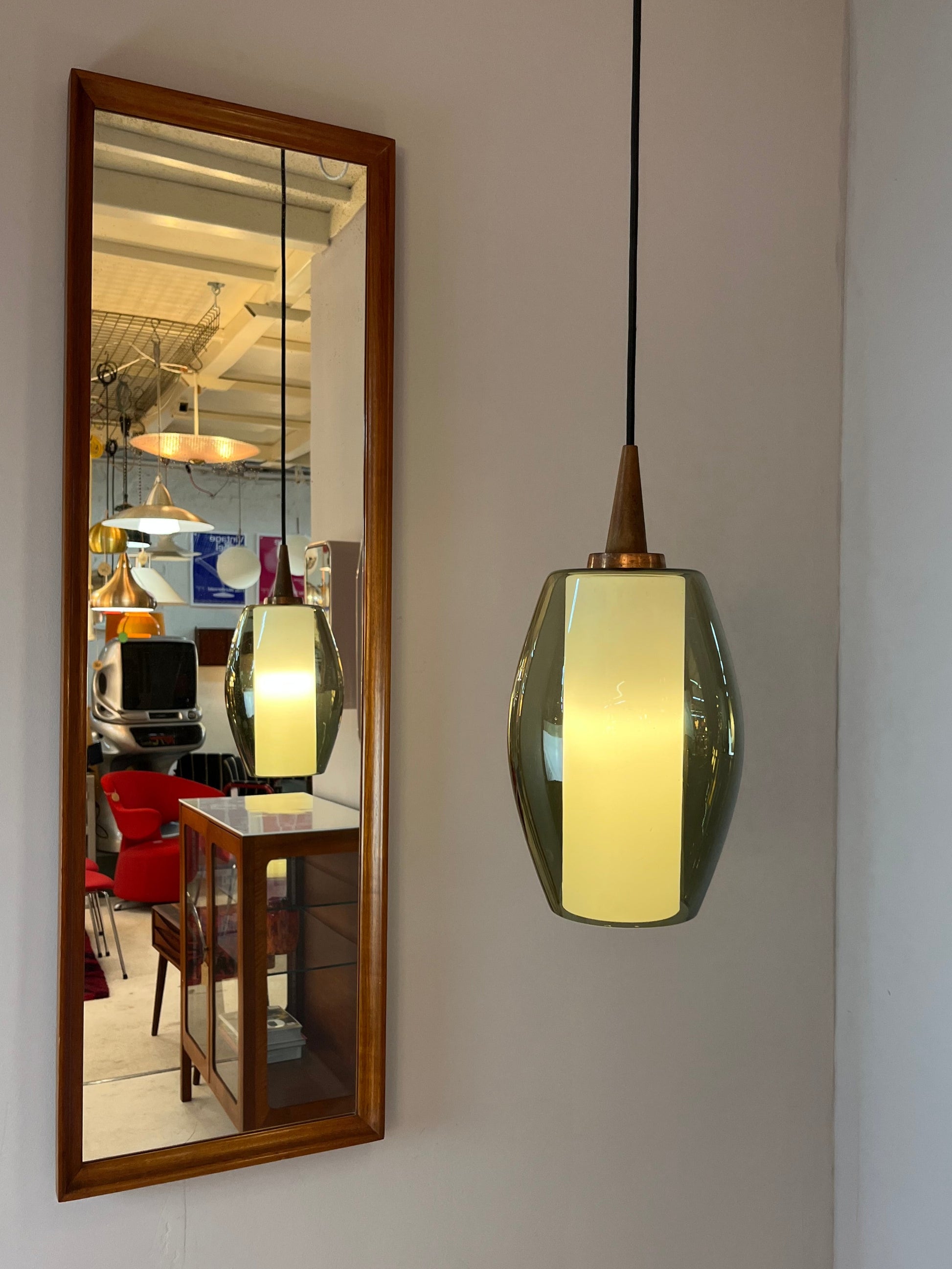 Hängelampe mit Rauchglas-Überschirm und Opalglaseinsatz und Teak Applikationen