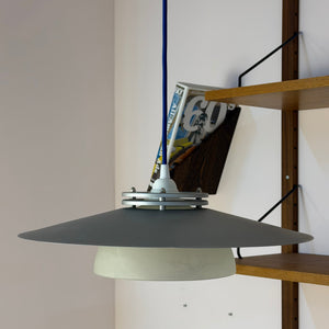 Lamellenlampe silbergrau mit marmoriertem Glasschirm aus Dänemark