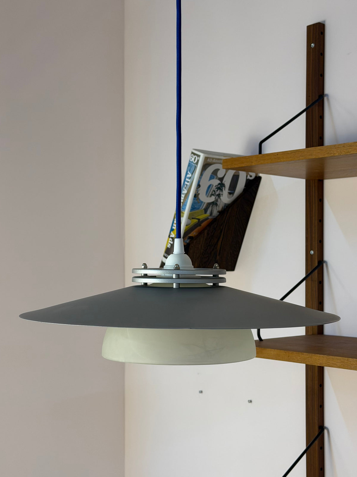 Lamellenlampe silbergrau mit marmoriertem Glasschirm aus Dänemark