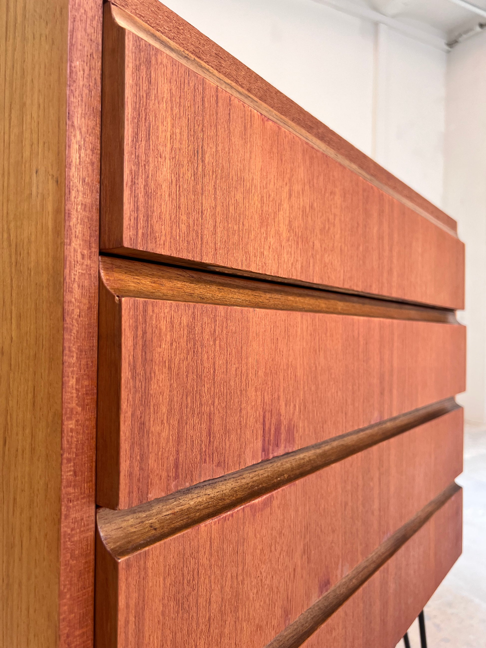 Kommode Teak auf Hairpinlegs von IDEE Möbel