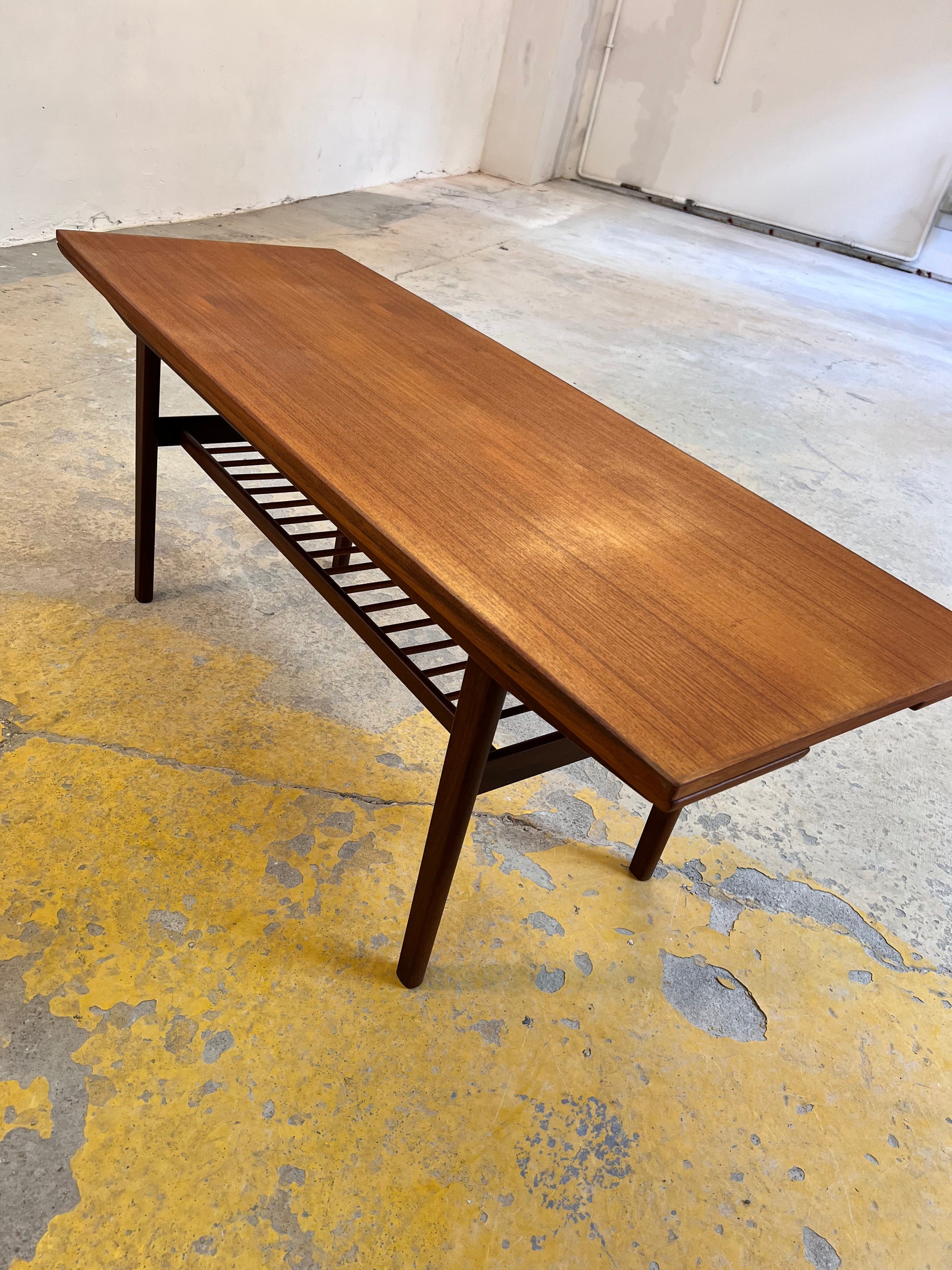 Ausziehbarer Couchtisch Teak mit Ablage