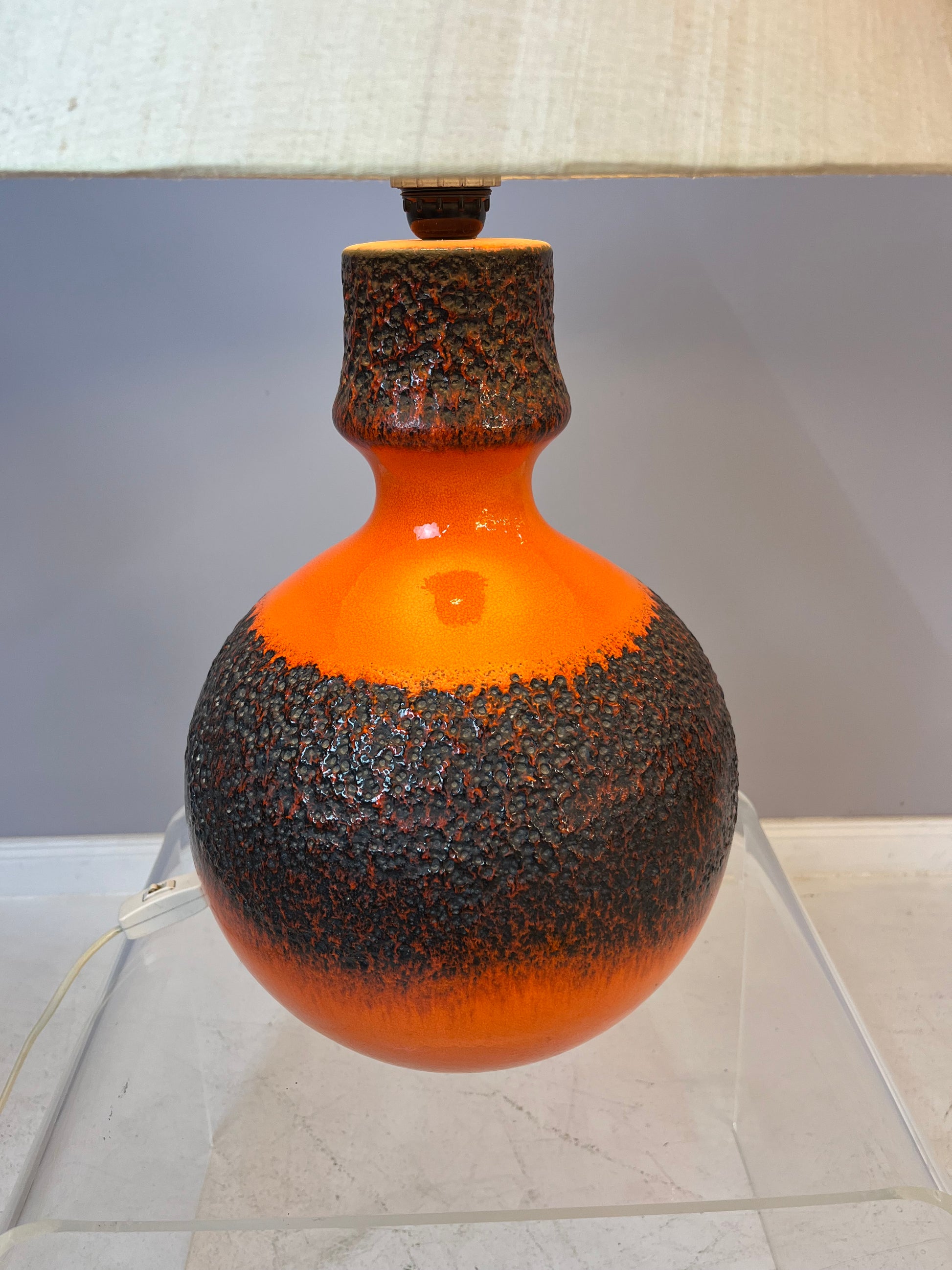 Tischlampe Fat Lava mit Naturseidenschirm orange braun Keramik von JASBA