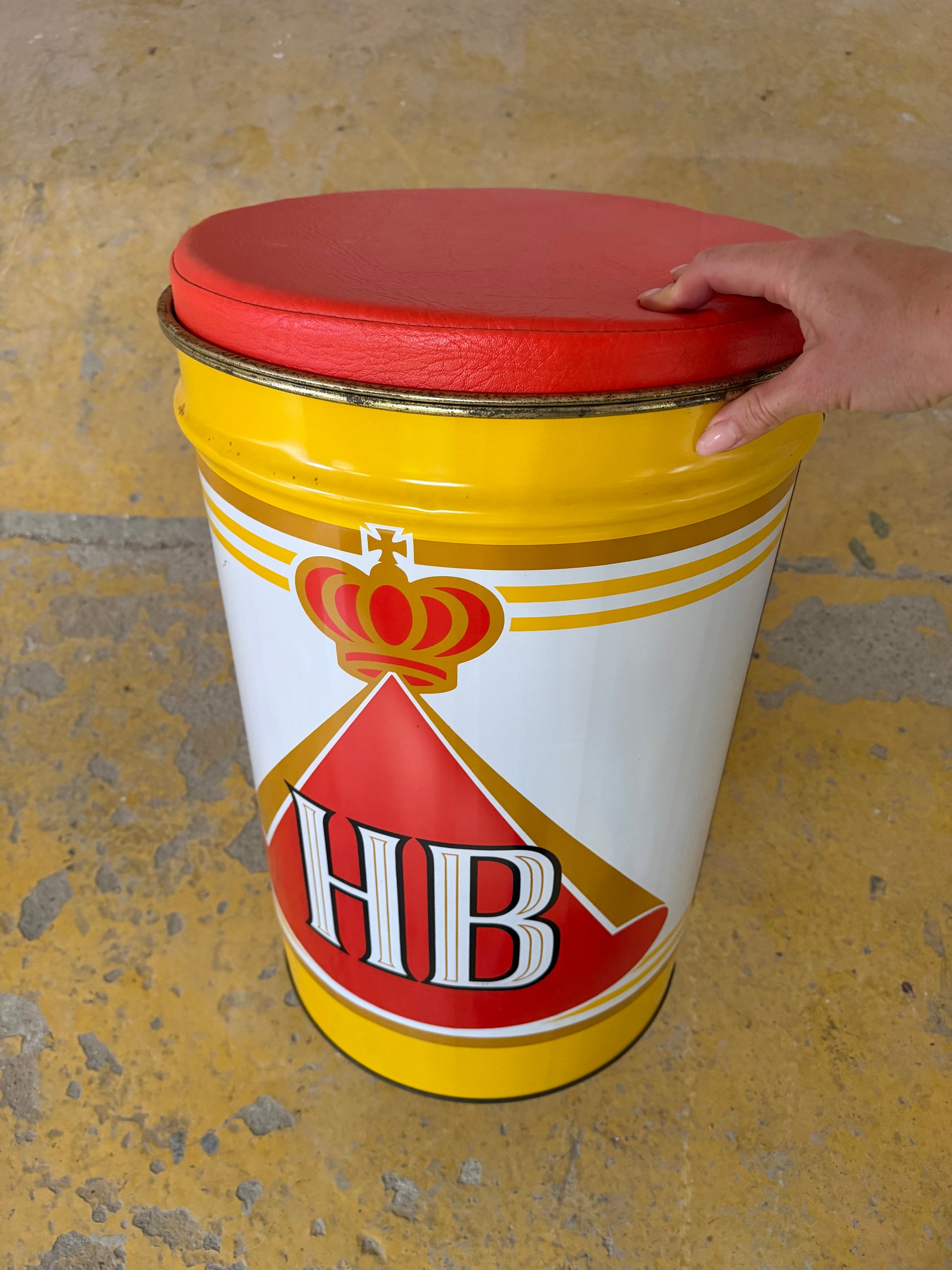 HB Sitztonne mit rotem Sitzpolster