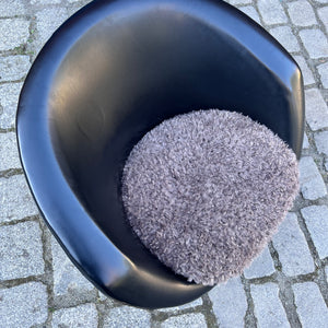 Cocktailsessel Kunstleder mit grauem Fellkissen