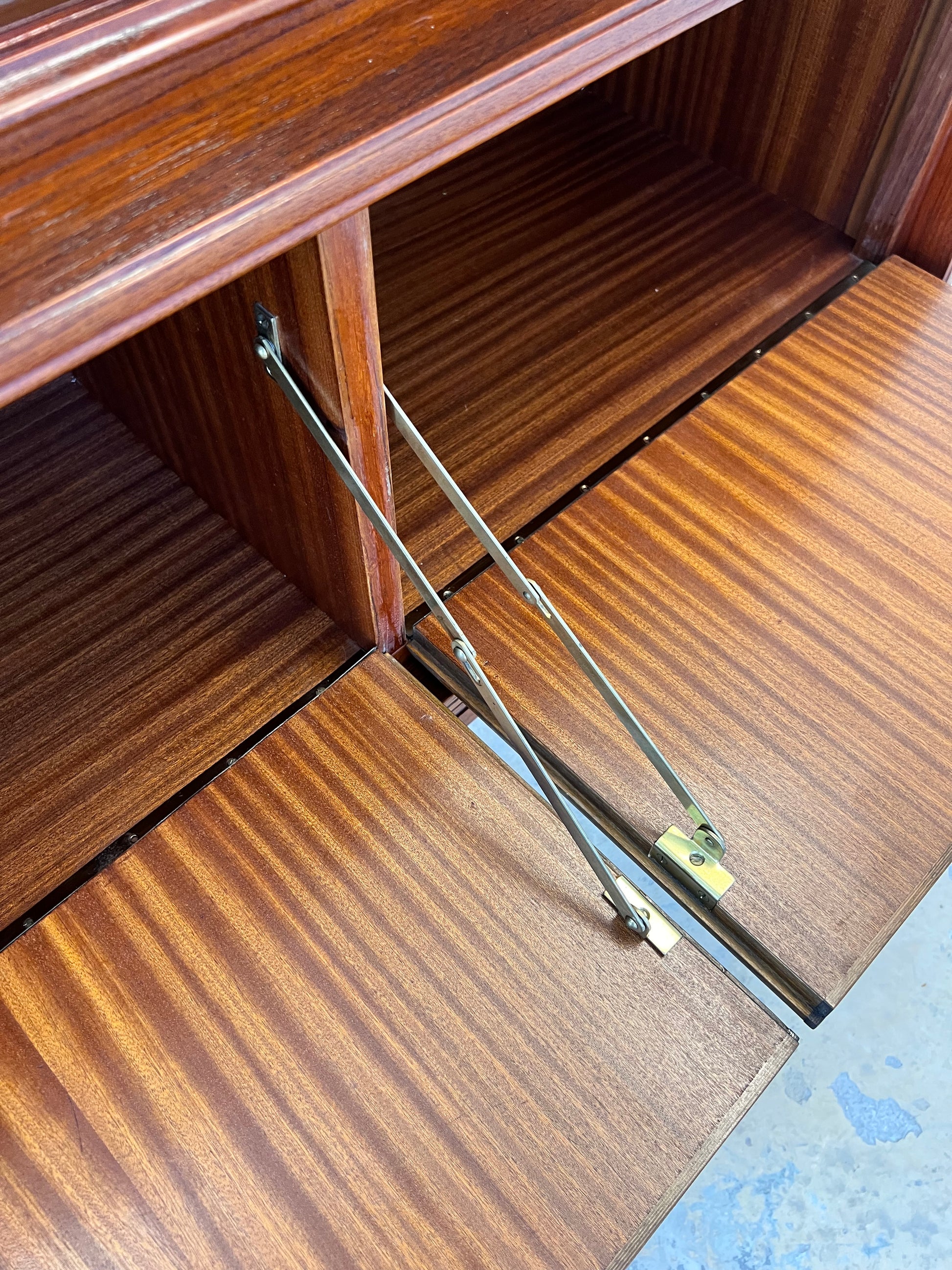 Vitrine Teak mit Klappfächern aus Deutschland