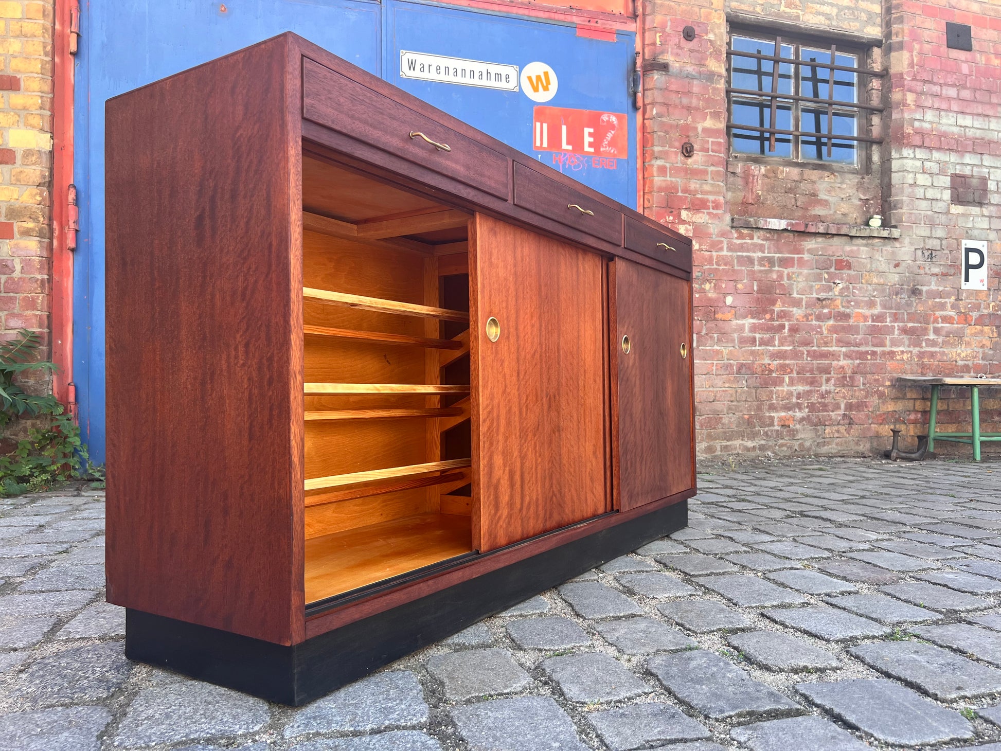 Schuhschrank Teak mit Messinggriffen aus Dänemark