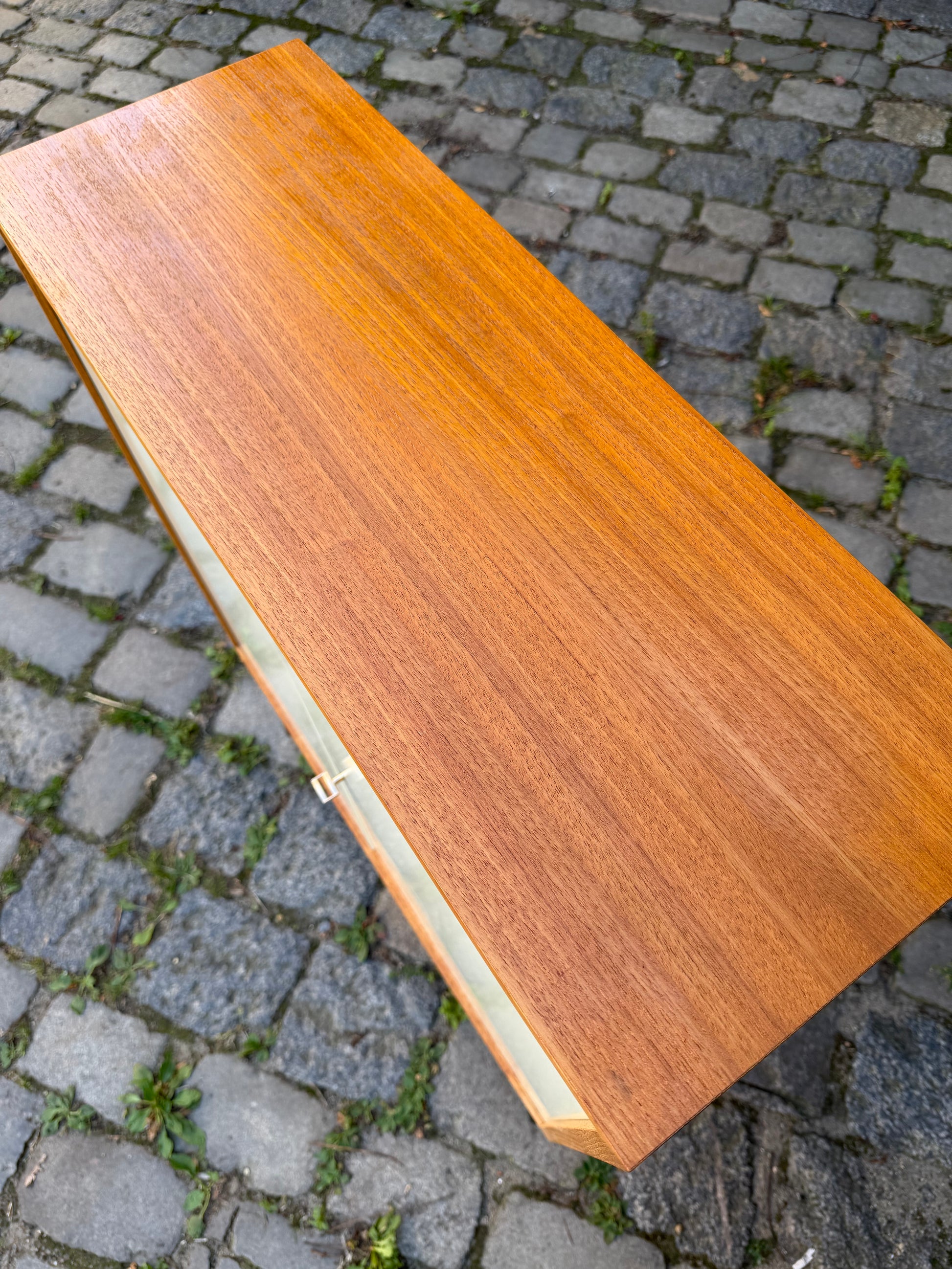 Schrank mit Schloss & neuen Hairpinlegs