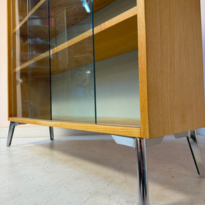 Vitrine Esche mit hellblauer Rückwand & neuen Chromfüßen von Hellerau