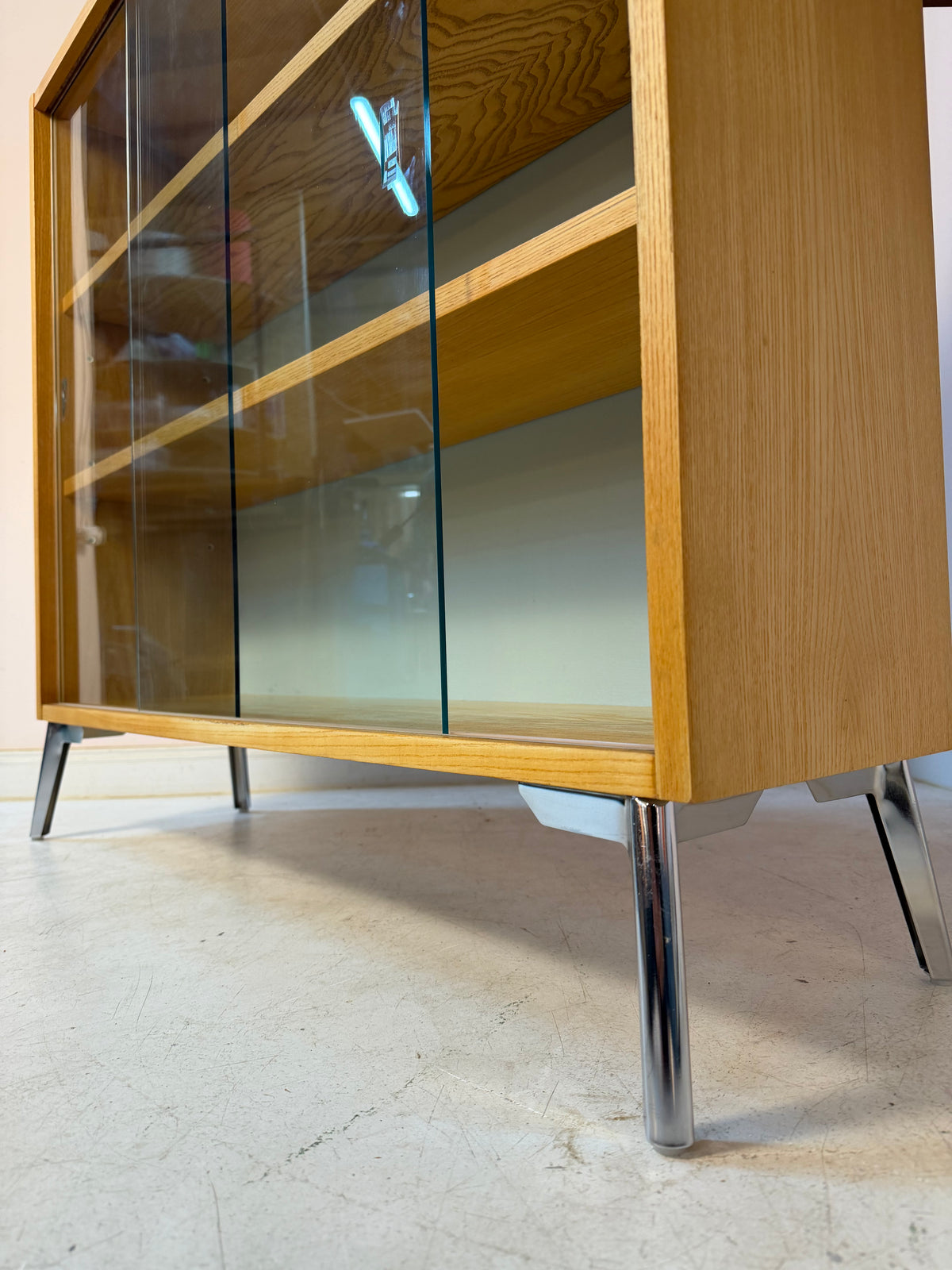 Vitrine Esche mit hellblauer Rückwand & neuen Chromfüßen von Hellerau