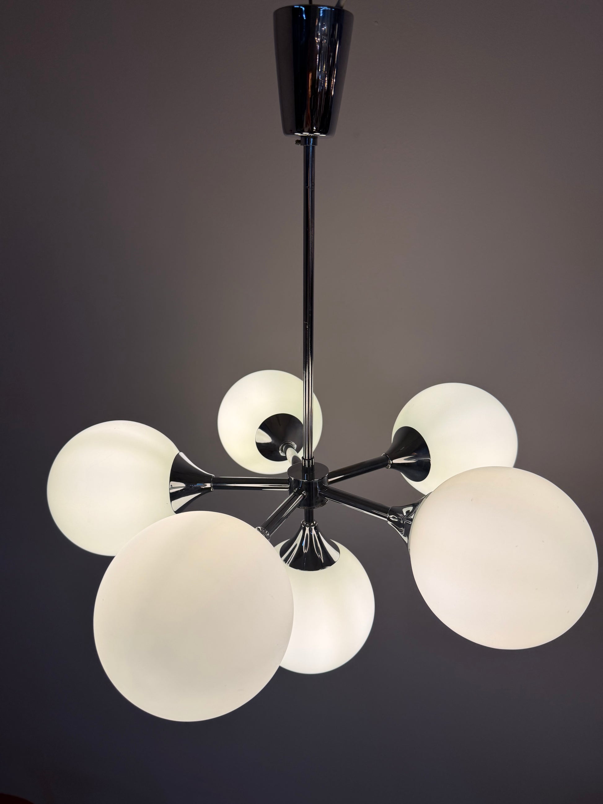 Sputnik Kronleuchter Chrom Opalglas